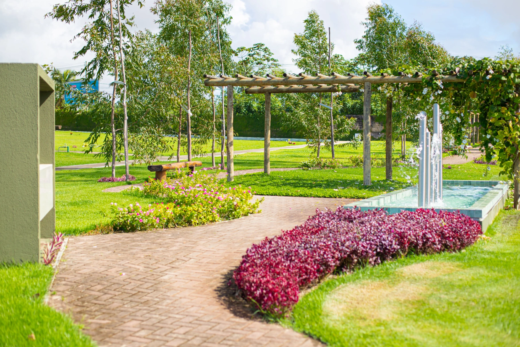 Pergolado, fonte e jardins floridos do Jardim dos Eucaliptos